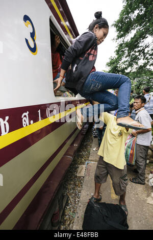 16. Juni 2014 - Aranyaprathet/Poipet, Sa Kaeo Provinz, Thailand - kambodschanische Migranten kommen mit dem Zug am Bahnhof Aranyapathet in Thailand vor dem Grenzübertritt, während eine Massenflucht von Migranten, Aranyaprathet Bahnhof, Aranyaprathet/Poipet, Thailand nach Hause zurückzukehren. Eine hartes Vorgehen gegen illegale Einwanderung aus den thailändischen Militärs fürchten, sind mehr als 120.000 kambodschanische Migranten berichtet, dass die Grenze überschritten haben und zurück nach Kambodscha in einer Woche. Schätzungen gehen von mindestens 150.000 legaler und illegaler Einwanderer aus Kambodscha in Thailand vor dem Auszug in der Regel arbeiteten Stockfoto