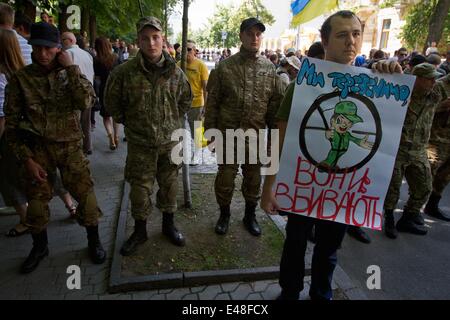 Kiew, Ukraine. 29. Juni 2014. Ein Mann hält ein Zeichen, das sagt, "Wir schlagen die Luft - sie töten!'' er und andere Menschen nehmen an Teil einer Kundgebung von Maidan Aktivisten am Unabhängigkeitsplatz in Kiew, ruft nach ukrainischen Präsidenten, den Waffenstillstand mit aufzugeben bewaffnet prorussischen Separatisten im Osten des Landes © Sergii Kharchenko/NurPhoto/ZUMAPRESS.com/Alamy Live News Stockfoto