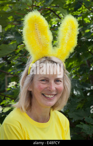 West-Biegert, Yorkshire, Großbritannien. 5. Juli 2014.  Lynda Abbotson aus Carthorpe, Bedale, gelb verkleidet auf die Ankunft der Tour de France.  Das Dorf hat vor allem umfaßt die "Le Grand Depart, veranstaltet eine Fanzone, Lebensmittel und Kunsthandwerk fair und Marktstände.   Die Tour de France ist das größte jährliche Sportereignis der Welt. Es ist das erste Mal Le Tour im Norden Englands besucht hat, hat bisher nur Besuche auf der Südküste und die Hauptstadt. Bildnachweis: Mar Photographics/Alamy Live-Nachrichten. Stockfoto