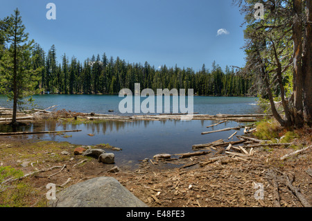 Eines der himmlischen Twin Lakes (eine zum Süden) in Oregon Sky Lakes Wilderness Stockfoto