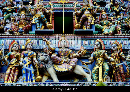 Singapur: Geschnitzt, bemalten Gottheiten und Zahlen decken Gopuram Sikhara Eingangstor zum Hindu-Tempel Sri Veeramakaliamman Stockfoto