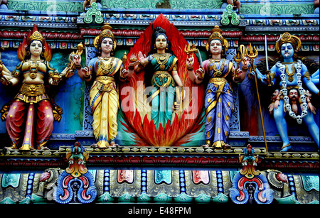 Singapur: Exquisit geschnitzte, reich bemalte Figuren schmücken die Hindu-Tempel Sri Veeramakaliamman in Little India Stockfoto