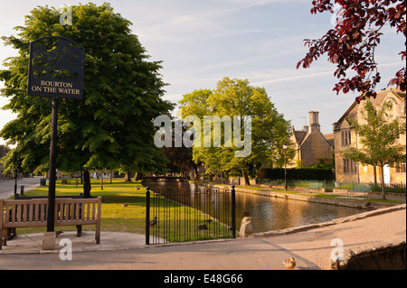 Bourton auf dem Wasser mit dem Fluss Windrush läuft durch die Mitte mit kleinen Steinbrücken für die Kreuzung Bourton auf dem Wasser Gloucestershire, Großbritannien Stockfoto