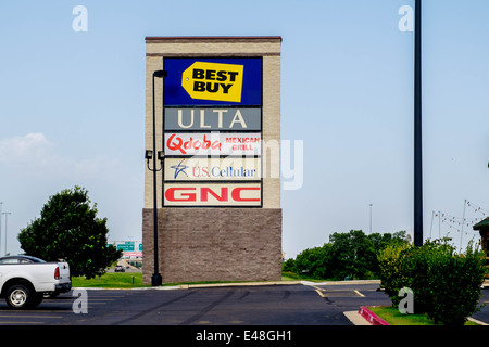Ein großes Einkaufszentrum Zeichen an Bord Inserat Unternehmen in einer Mall in Oklahoma City, Oklahoma, USA. Stockfoto