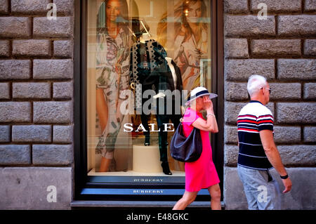 Rom, Italien. 5. Juli 2014. Besucher gehen durch eine Fasion Shop in Rom, Italien, am 5. Juli, 2014.The Sommerschlussverkauf beginnt am 5. Juli landesweit. Bildnachweis: Xu Nizhi/Xinhua/Alamy Live-Nachrichten Stockfoto