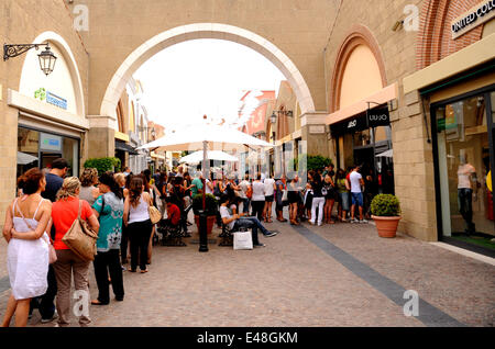 Rom, Italien. 5. Juli 2014. Shopper Line-up in einem Outlet-Center in der Nähe von Rom, Italien, am 5. Juli 2014.The Sommerschlussverkauf beginnt am 5. Juli landesweit. Bildnachweis: Xu Nizhi/Xinhua/Alamy Live-Nachrichten Stockfoto