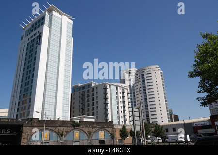 Das Radisson Blu Hotel und das Altolusso im Stadtzentrum von Cardiff Skyline Wales UK, Wohnhäuser im Wohnturm British City Stockfoto