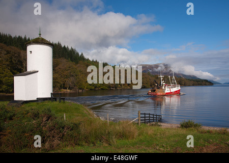 Roten Fischerboot in Loch Lochy aus der Caledonian Canal in den Great Glen, Schottland Stockfoto