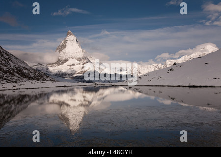 The Matterhorn reflected in the Riffelsee at Rotenboden in the Swiss Alps Stockfoto