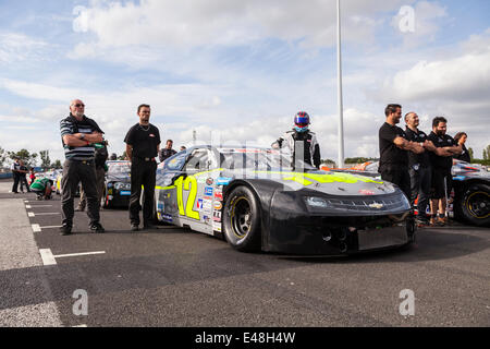 Tours, Frankreich. 5. Juli 2014. Racer zu Beginn der Nascar Whelen Euroserie auf dem Speedway Tours, Tours, Frankreich. Stockfoto