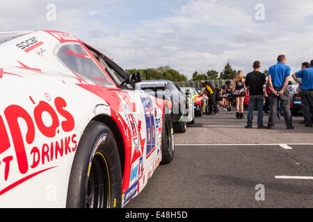 Tours, Frankreich. 5. Juli 2014. Racer zu Beginn der Nascar Whelen Euroserie auf dem Speedway Tours, Tours, Frankreich. Stockfoto