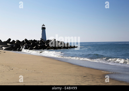 Dame zu Fuß am Seabright Beach, am East Cliff in der Nähe von Wellenbrecher Leuchtturm, im schönen Santa Cruz, California Stockfoto