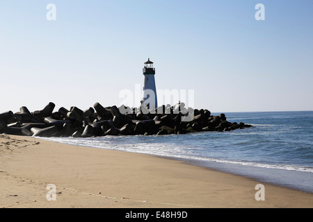 Dame zu Fuß am Seabright Beach, am East Cliff in der Nähe von Wellenbrecher Leuchtturm, im schönen Santa Cruz, California Stockfoto