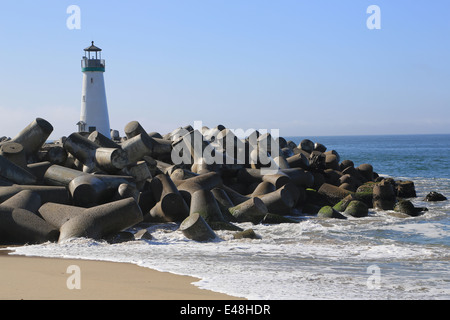 Dame zu Fuß am Seabright Beach, am East Cliff in der Nähe von Wellenbrecher Leuchtturm, im schönen Santa Cruz, California Stockfoto