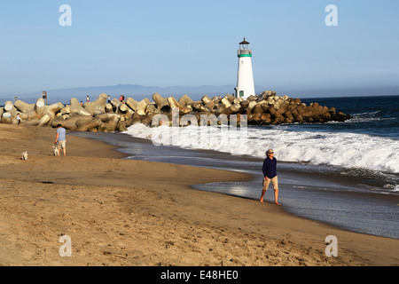 Dame zu Fuß am Seabright Beach, am East Cliff in der Nähe von Wellenbrecher Leuchtturm, im schönen Santa Cruz, California Stockfoto