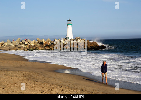 Dame zu Fuß am Seabright Beach, am East Cliff in der Nähe von Wellenbrecher Leuchtturm, im schönen Santa Cruz, California Stockfoto