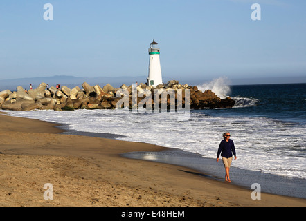 Dame zu Fuß am Seabright Beach, am East Cliff in der Nähe von Wellenbrecher Leuchtturm, im schönen Santa Cruz, California Stockfoto