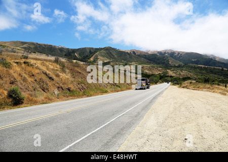 LKW-fahren auf Route 1, Pacific Highway 101 California auf dem Weg von Big Sur, mit herrlichem Blick auf die Landschaft und das Meer Stockfoto