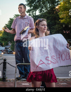 Lancaster, USA. 4. Juli 2014. Tausende feiern die Künste in Lancaster jeden ersten Freitag und es ist das Highlight des Monats. Kunstgalerien, Bürgersteig beilege aus, eine ein-Mann-Band, andere Musiker, kostenlose öffentliche Klaviere auf den Straßen zusammen mit religiöser Missionierung und Verleumder, sorgen für eine sehr vielseitige Zeit. Bildnachweis: CREATIVE COLLECTION TOLBERT Foto/Alamy Live-Nachrichten Stockfoto