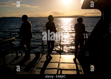 Firth of Forth, Schottland, Großbritannien. 5. Juli 2014.  Mitglieder des britischen Naturismus genießen einen sonnigen Abendfahrt zum 50. Jubiläum der organisation Stockfoto