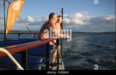 Firth of Forth, Schottland, Großbritannien. 5. Juli 2014.  Mitglieder des britischen Naturismus genießen einen sonnigen Abendfahrt zum 50. Jubiläum der organisation Stockfoto