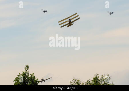 Eine Veranstaltung zum Gedenken an den 100. Jahrestag der Beginn des Ersten Weltkrieges Ort auf dem Gelände des Knebworth House nahm als Teil des Sonisphere Rock Festival. Als Auftakt des Iron Maiden, und mit der Band Sänger Bruce Dickinson Pilotierung seine Fokker Dr. I Dreidecker, 9 Reproduktion britischen und deutschen Ersten Weltkrieg Kämpfer im Nahkampf über die Immobilien angezeigt. Flugzeuge Stockfoto