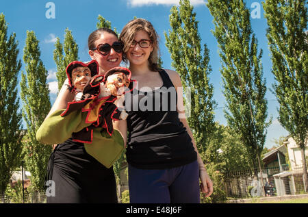 Kostümproben für die Parade Sonntag, 6. Juli 2014 in Turin, Piazza S. Carlo.Torino Tanzfestival, ab 2014 mit der Biennale De La Danse in Lyon und ein großes Gemeinschaftsprojekt im Mittelpunkt dieses Berichts, der Defilè, begann eine große Parade eröffnet, die alle zwei Jahre die Biennale De La Danse in Lyon. Stockfoto