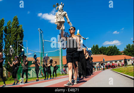 Kostümproben für die Parade Sonntag, 6. Juli 2014 in Turin, Piazza S. Carlo.Torino Tanzfestival, ab 2014 mit der Biennale De La Danse in Lyon und ein großes Gemeinschaftsprojekt im Mittelpunkt dieses Berichts, der Defilè, begann eine große Parade eröffnet, die alle zwei Jahre die Biennale De La Danse in Lyon. Stockfoto