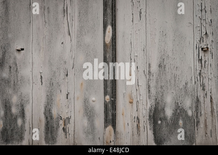 Abblätternde Farbe auf alten Fensterläden zeigen einige Schimmelbildung Stockfoto
