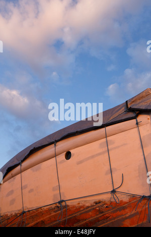 Boot aus dem Wasser. Derzeit neu gestrichen. Stockfoto