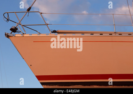 Yacht aus dem Wasser, nur wurde übermalt Orange. Stockfoto