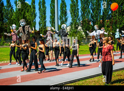 Kostümproben für die Parade Sonntag, 6. Juli 2014 in Turin, Piazza S. Carlo.Torino Tanzfestival, ab 2014 mit der Biennale De La Danse in Lyon und ein großes Gemeinschaftsprojekt im Mittelpunkt dieses Berichts, der Defilè, begann eine große Parade eröffnet, die alle zwei Jahre die Biennale De La Danse in Lyon. Stockfoto