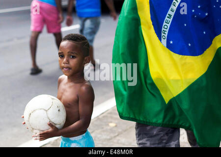 Salvador da Bahia, Brasilien. 5. Juli 2014. Ein Junge blickt auf außerhalb der Arena Fonte Nova-Stadion vor einem Viertelfinale Spiel zwischen Deutschland und Costa Rica der FIFA WM 2014 in Salvador, Brasilien, am 5. Juli 2014. Bildnachweis: Guillermo Arias/Xinhua/Alamy Live-Nachrichten Stockfoto