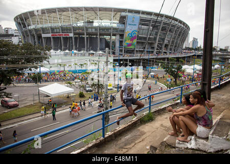 Salvador da Bahia, Brasilien. 5. Juli 2014. Anwohner sitzen auf der Treppe in der Nähe der Arena Fonte Nova-Stadion vor einem Viertelfinale Spiel zwischen Deutschland und Costa Rica der FIFA WM 2014 in Salvador, Brasilien, am 5. Juli 2014. Bildnachweis: Guillermo Arias/Xinhua/Alamy Live-Nachrichten Stockfoto