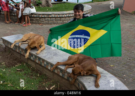 Salvador da Bahia, Brasilien. 5. Juli 2014. Ein Fußballfan posiert mit seinen Hunden außerhalb der Arena Fonte Nova-Stadion vor einem Viertelfinale Spiel zwischen Deutschland und Costa Rica der FIFA WM 2014 in Salvador, Brasilien, 5. Juli 2014. Bildnachweis: Guillermo Arias/Xinhua/Alamy Live-Nachrichten Stockfoto