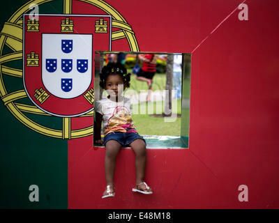 Salvador da Bahia, Brasilien. 5. Juli 2014. Eine Mädchen sitzt außerhalb der Arena Fonte Nova-Stadion vor einem Viertelfinale Spiel zwischen Deutschland und Costa Rica der FIFA WM 2014 in Salvador, Brasilien, am 5. Juli 2014. Bildnachweis: Guillermo Arias/Xinhua/Alamy Live-Nachrichten Stockfoto