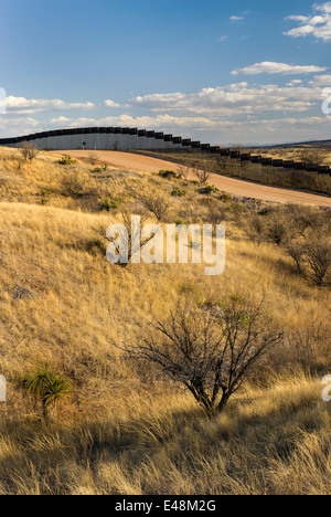 US Grenzzaun, östlich von Nogales, Arizona USA, gebaut, Herbst und Winter 2008, US-Seitenansicht Stockfoto