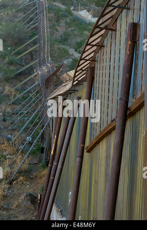 Detail der US Grenzzaun in Nogales Arizona USA, nach Südosten in Richtung Sonora Mexiko Stockfoto