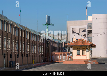 US-Grenzmauer in der Nähe von offiziellen Eintrag Kreuzung in der Innenstadt von Nogales, Arizona USA Stockfoto