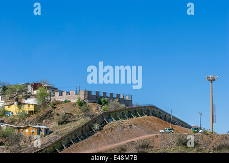 US-Grenzzaun in der Nähe der Innenstadt von Nogales, Arizona USA, Blick nach Süden in Nogales, Sonora, Mexiko Stockfoto