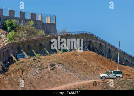 US-Grenzzaun nahe der Innenstadt von Nogales Arizona USA, Blick nach Süden in Nogales Sonora Mexiko Stockfoto