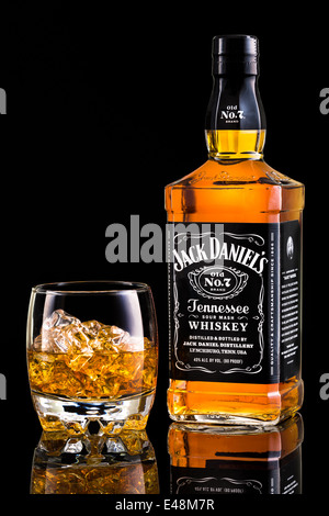 Jack Daniels Whiskeyflasche und Glas. Jack Daniels ist eine Marke der Sour Mash Tennessee Whiskey und der höchsten verkaufenden Amerikaner Stockfoto