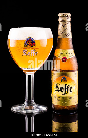 Leffe Bierflasche und Glas. Leffe ist eine Biermarke, die im Besitz von InBev Belgien als Abtei-Bier vermarktet. Stockfoto