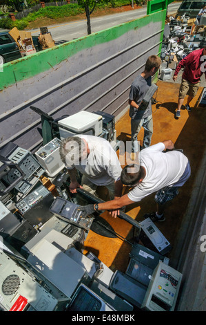 Freiwillige Helfer bei elektronischen Müllabfuhr - Gemeinschaft Spendenaktion für Education Program, Grass Valley Kalifornien USA Stockfoto