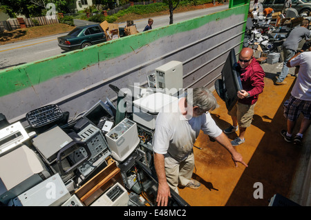 Freiwillige Helfer bei elektronischen Müllabfuhr - Gemeinschaft Spendenaktion für Education Program, Grass Valley Kalifornien USA Stockfoto