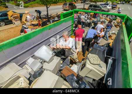 Freiwillige Helfer bei elektronischen Müllabfuhr - Gemeinschaft Spendenaktion für Education Program, Grass Valley Kalifornien USA Stockfoto