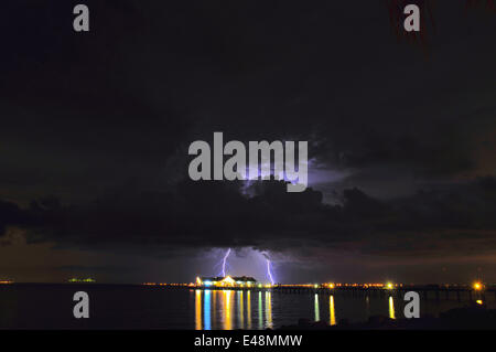 Anna Maria, Florida, USA. 5. Juli 2014. Blitze über der Stadt Pier auf Anna Maria. © David Burr/Alamy Live-Nachrichten Stockfoto