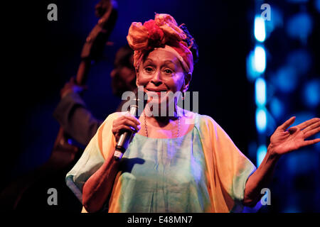 Kubanischen Orquesta Buena Vista Social Club Feat. Omara Portuondo führt im Wald Theatre in Thessaloniki, Griechenland Adios unterwegs, ihre letzte Welttournee. Samstag, 5. Juli 2014 Stockfoto