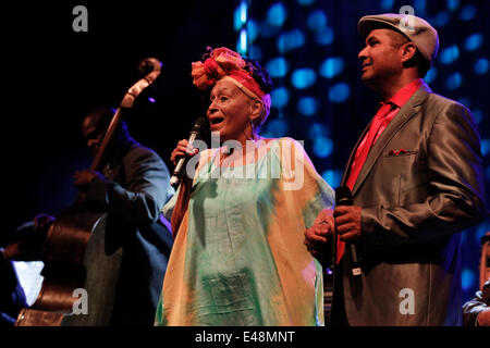 Kubanischen Orquesta Buena Vista Social Club Feat. Omara Portuondo führt im Wald Theatre in Thessaloniki, Griechenland Adios unterwegs, ihre letzte Welttournee. Samstag, 5. Juli 2014 Stockfoto