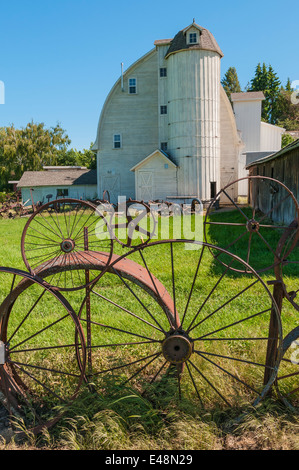 Washington, The Palouse, Uniontown, Dahmen Scheune, Handwerker Studio & Galerie Standort, Zaun der alten farm Equipment Metallräder Stockfoto